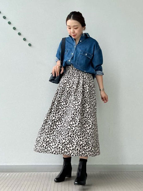 【DRESSTERIOR】レオパードプリントスカートを着用した女性