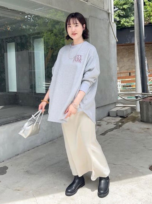【SHENERY】GOOD ROCK SPEEDのロゴTシャツを着用した女性