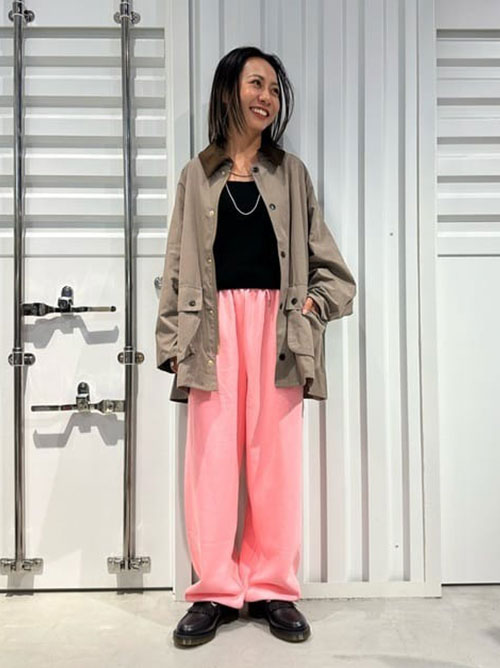 【JOINT WORKS】【BARBOUR / バブアー】アウターを着用した女性