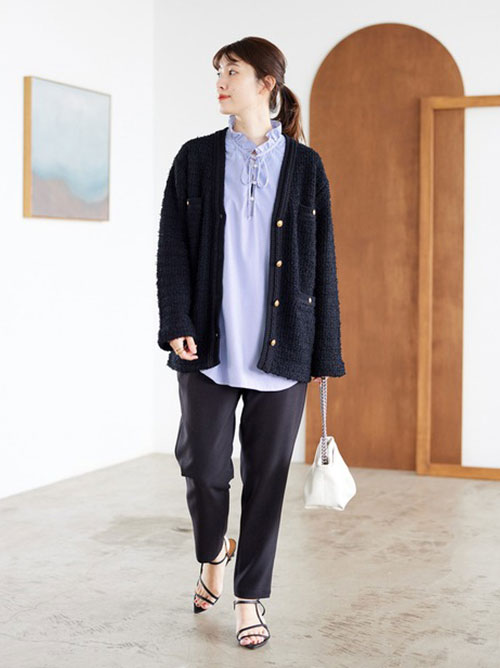 【JOURNAL STANDARD】Vネックカーディガンを着用した女性