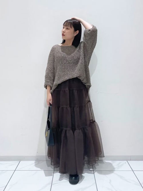 【Whim Gazette】オーガンジーボリュームスカートを着用した女性