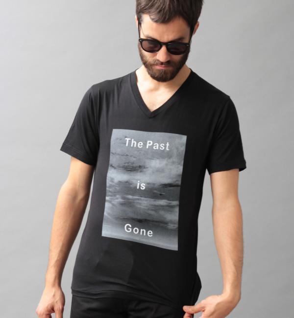 BY THE PAST Vネック Tシャツ