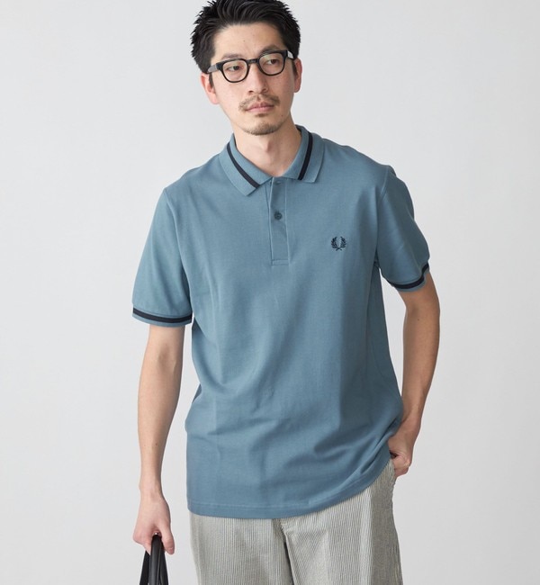 FRED PERRY ポロシャツ 襟ロゴプリント ライトブルー - ポロシャツ