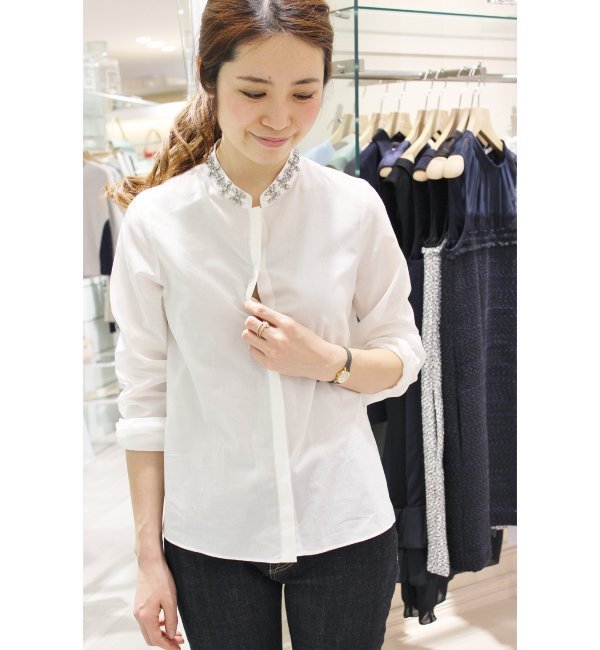 スタンドカラー ビジュー付ブラウス