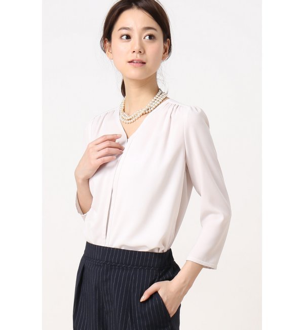 Vギャザーブラウス。