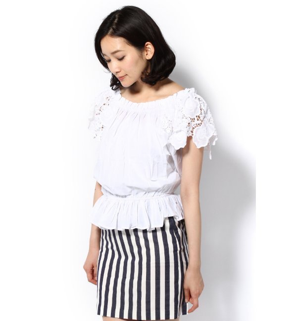 カットワークフレアスリーブブラウス。