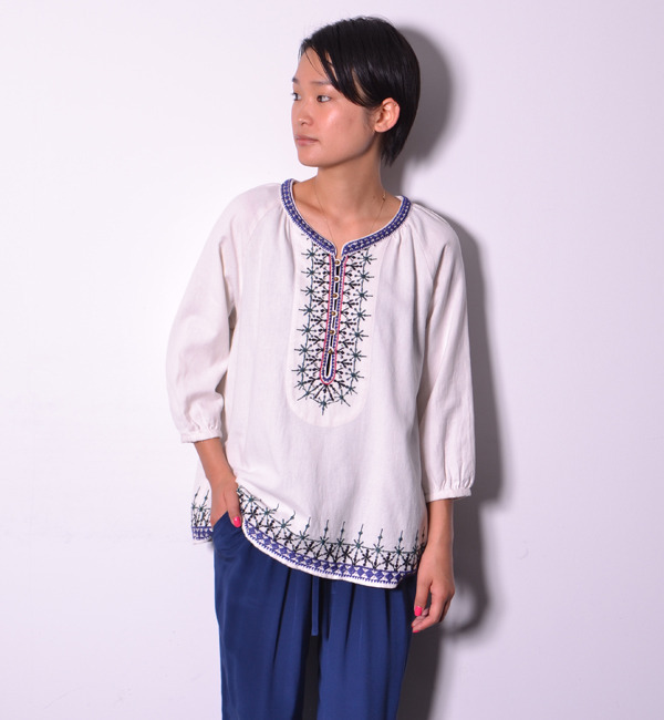 C.TWILL幾何学柄刺繍ブラウス