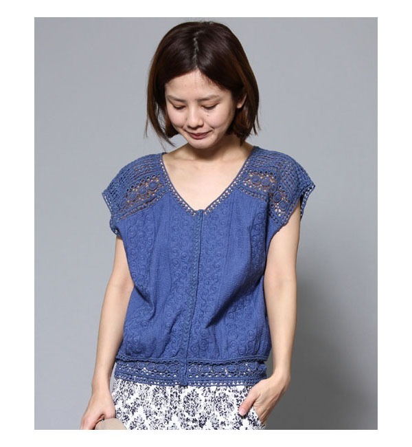 ジャカード＆ケミカルレースブラウス