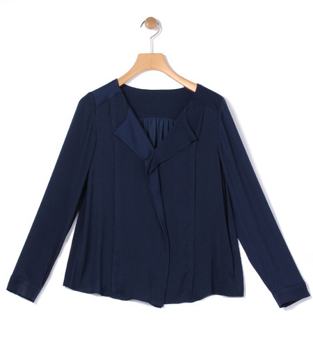 クリームサテン前ラッフルブラウス