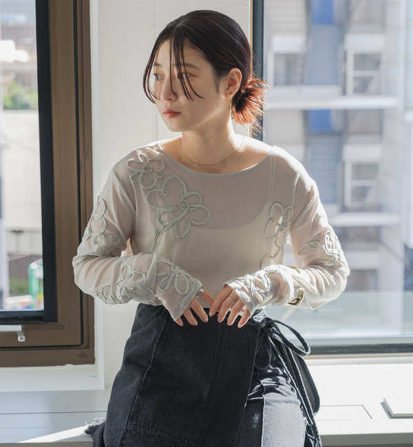 WEB限定カラー/新色追加】フラワーコード刺繍シアーTOPS|Kastane