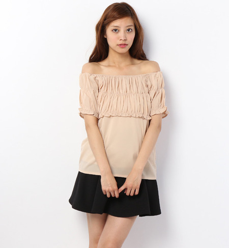 オフショルダーフリルプルオーバー