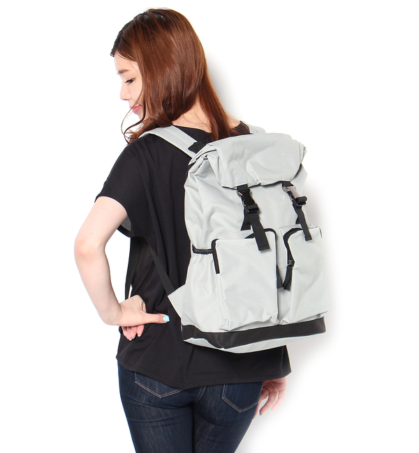 フラップ金具リュック