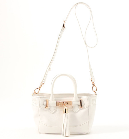 LES ACCESSOIRES CHARMANTS タッセル付ポシェ