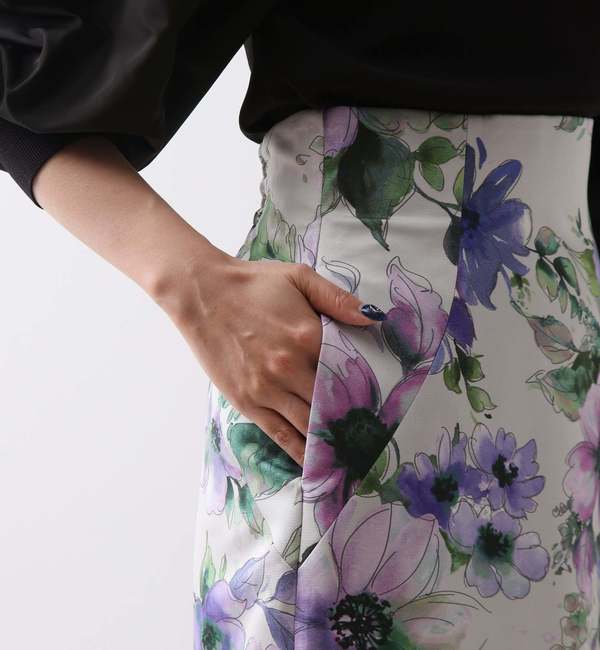 グログラン大きな花柄プリントタイトスカート|TIARA(ティアラ)の通販 