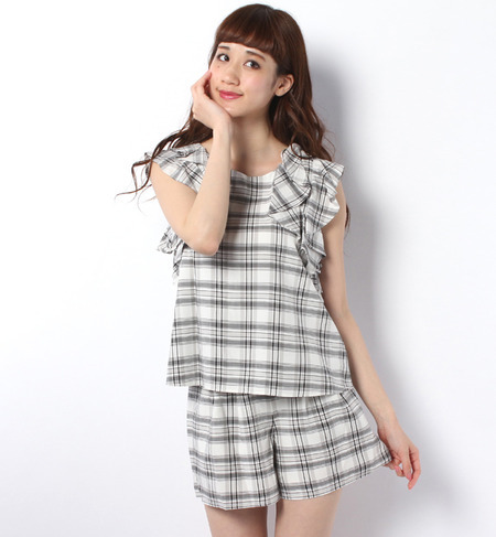 チェック柄ブラウス+ショートパンツ