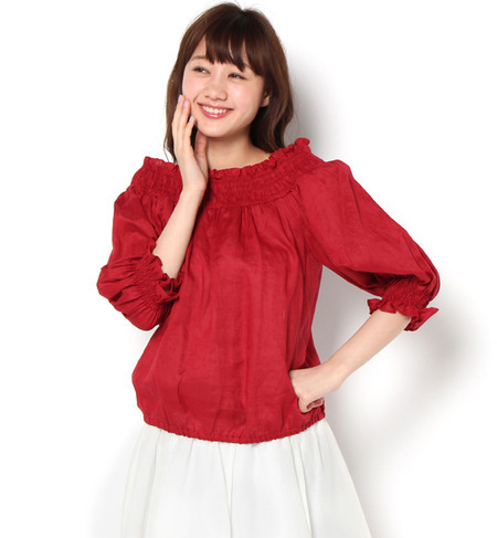 オフショルダーシャーリングブラウス