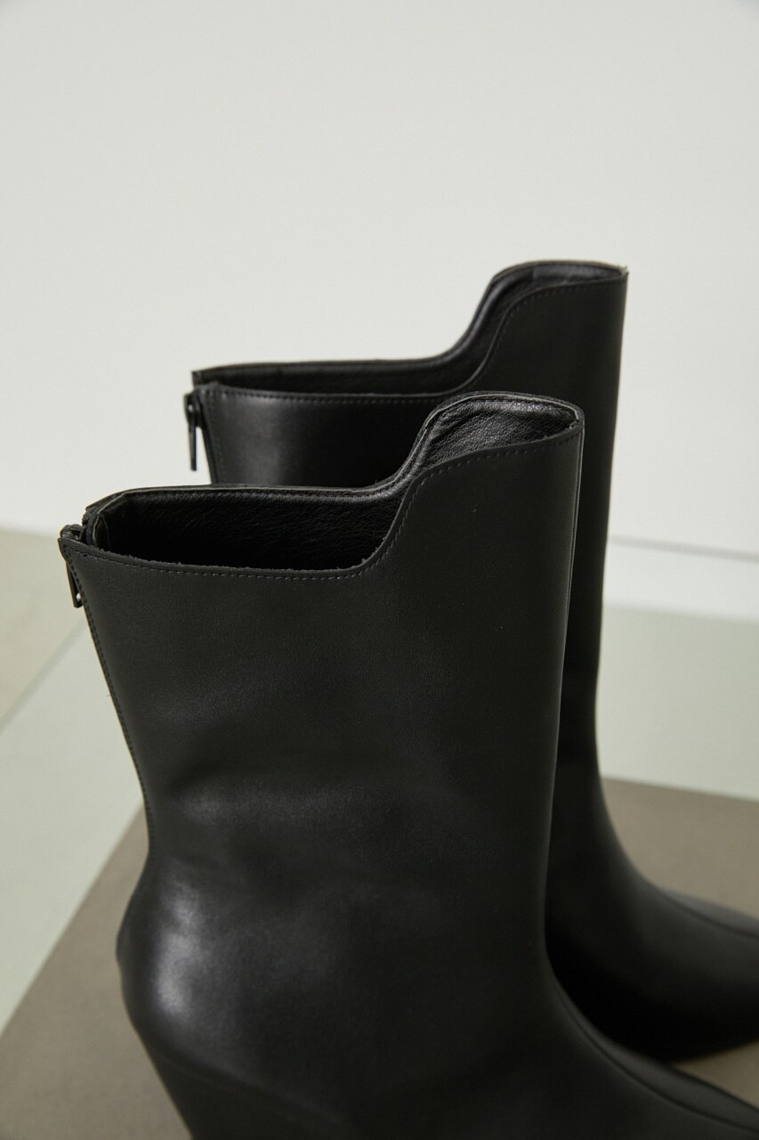 Curved line pointed boots