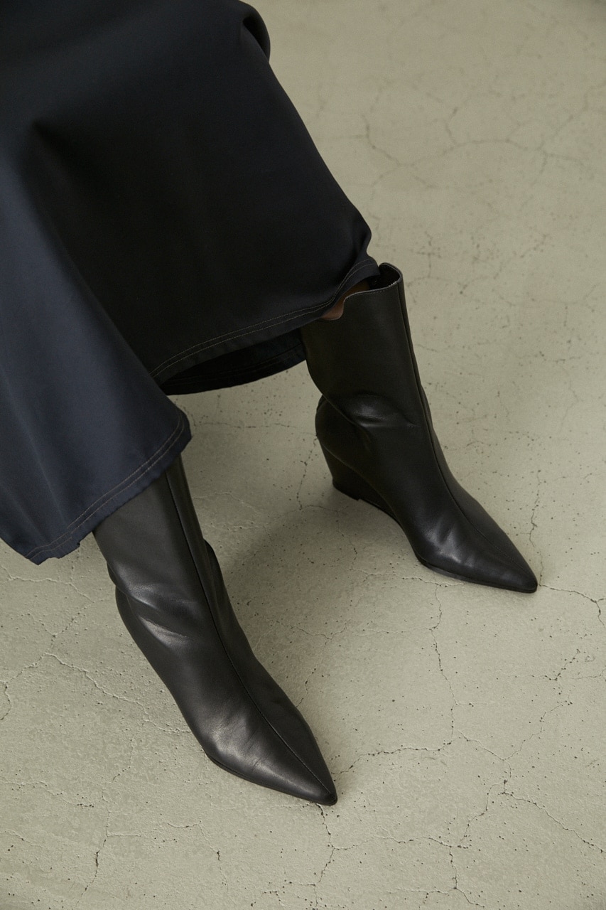 Curved line pointed boots