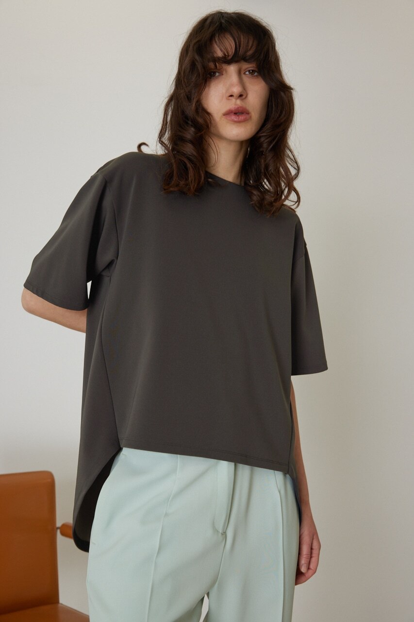 Back volume R-neck cut tops