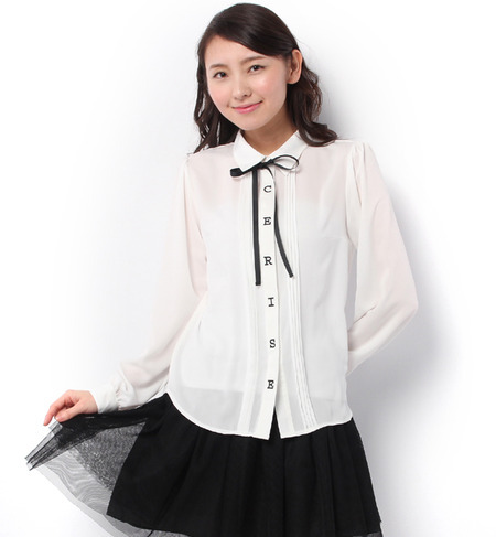 前立て「ＣＥＲＩＳＥ」刺繍合繊ブラウス