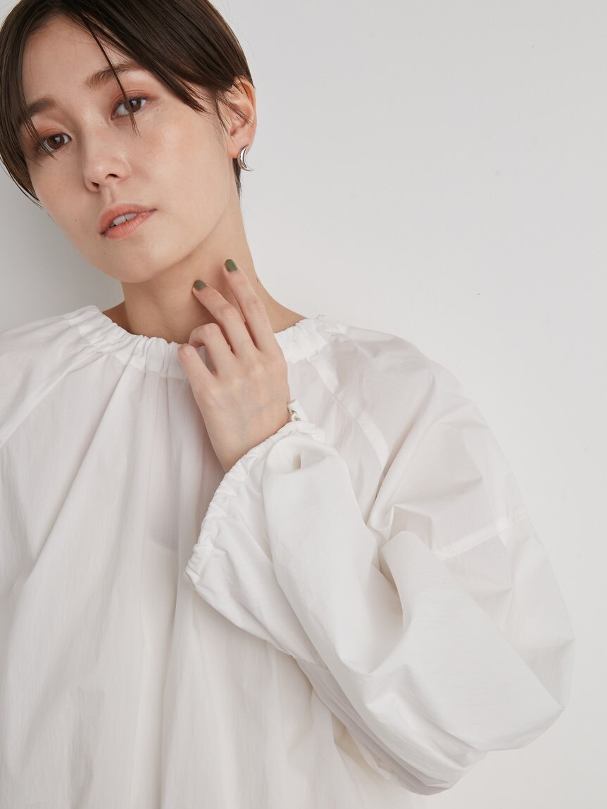 【emmi atelier】ナイロンギャザークロップドブラウス