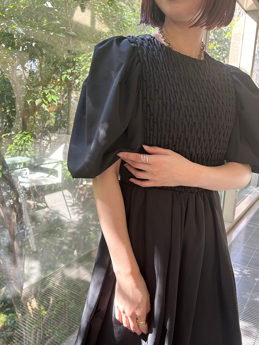 【emmi atelier】スモッキングデザインワンピース